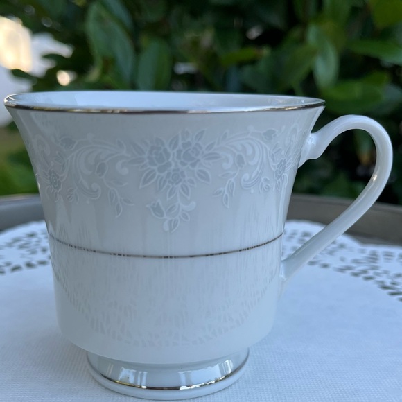 LYNNS Fine China Annie Collection Saucer (4) & Footed Cups (2) - Picture 3 of 12